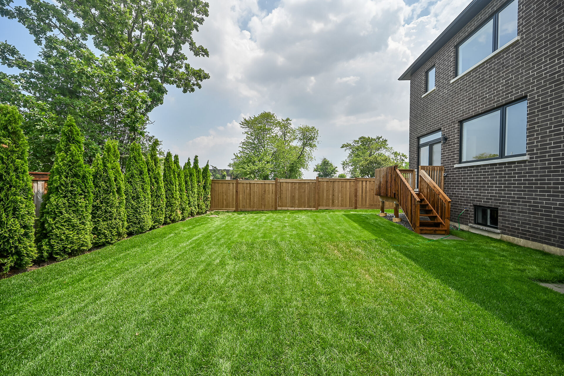 Virtual tour of 385 Limeridge Rd E, Hamilton, Ontario, L9A 2S8