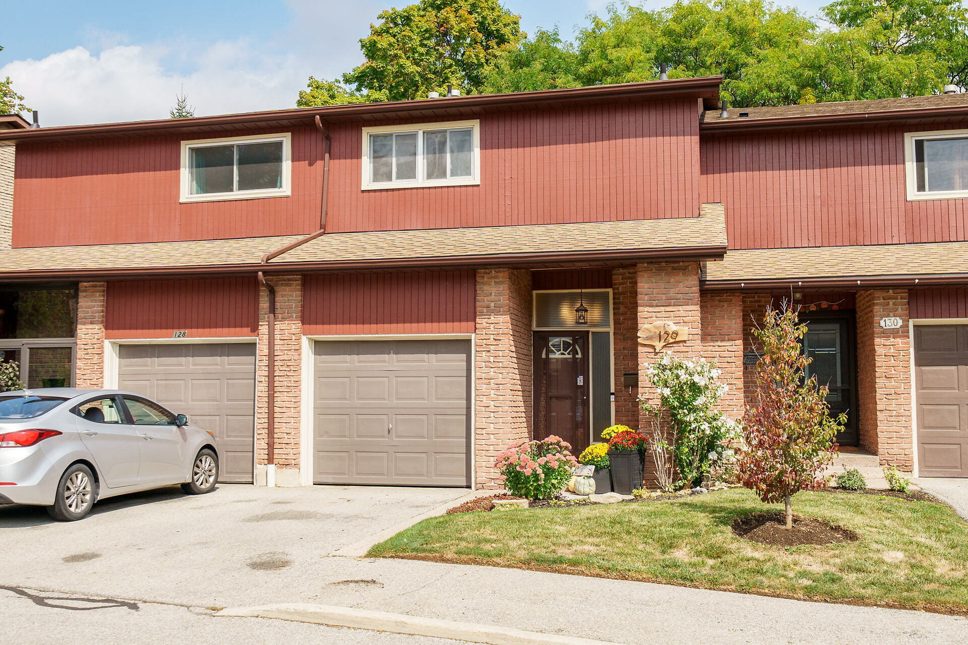 Virtual tour of 129-2301 Cavendish Dr, Burlington, Ontario, L7P 3M3